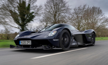 Эта новость появилась всего через несколько дней после нового сообщения, в котором утверждается, что главный конкурент Valkyrie, Mercedes-AMG One, также начнет поставки клиентам в конце этого года. Оба суперкара, вдохновленные гоночными автомобилями,