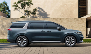 Но что вам действительно нужно знать, так это то, что Carnival - это просто четвертое поколение линейки минивэнов Kia, которая восходит к 1998 году. Табличка с названием Sedona использовалась только в Северной Америке, начиная с 2005 года. В целях гл