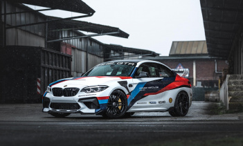 Автомобиль оснащен выхлопной системой из нержавеющей стали с клапаном управления, которая подключается к спортивной выхлопной системе Manhart, каталитическими нейтрализаторами на 300 ячеек (без TÜV) и соединяется с четырьмя 100-миллиметровыми выхлопн