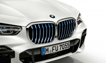 Схема именования BMW сейчас довольно сложна. Автомобили с четными номерами (2 серия, 4 серия, 8 серия) обычно имеют две двери (если они не являются Gran Coupe), модели с буквой i в названии полностью электрические (если это не расширитель диапазона i