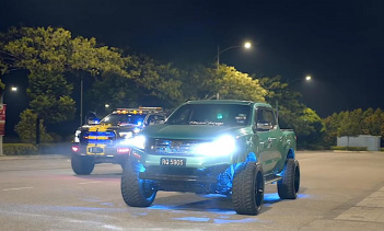 Изначально окрашенная в оранжевый цвет Salvana, эта модифицированная версия имеет отделку «Green Toyota CHR». Сзади изменения включают титановую планку и дымчатые задние фары. Исам признает, что изменения делают этот грузовик более «легким внедорожни