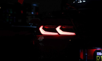 Как вы можете видеть, задние фонари отличаются резким и агрессивным дизайном и дополнены глянцевыми черными и красными или просто дымчатыми линзами для полного эффекта C8.