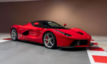 Тема Ferrari продолжает более современное предложение, на этот раз желтого цвета: очень ограниченный Ferrari F12 TDF, который продается по цене чуть более миллиона долларов (73,7 млн рублей по нынешнему курсу). У него также есть больше автомобилей дл