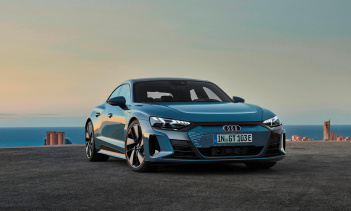 Audi e-tron GT прибыл на прошлой неделе в качестве ответа немецкого автопроизводителя на Tesla Model S. Благодаря потрясающему стилю, вдохновленному великолепной концепцией, e-tron GT, возможно, является одним из самых красивых электромобилей, в то в