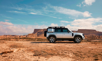 Возможно, это не единственный новый вариант Defender, который разрабатывает Land Rover. Ходили слухи, что Land Rover планировал построить версию Defender в виде пикапа, но проект якобы свернули. Однако, по данным Autocar, проект, похоже, возвращается