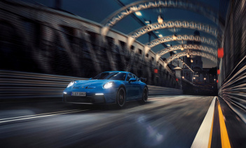 Автомобиль на видео использует стандартную коробку передач PDK с двойным сцеплением, что означает, что он способен разогнаться до 100 км/ч всего за 3,2 секунды. Максимальная скорость также впечатляет - 286 км/ч, но, как и в случае с любым другим GT3,