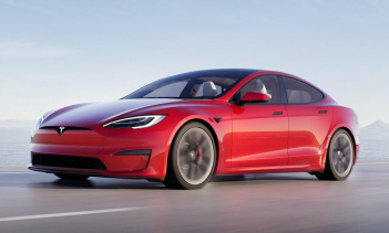 Обновленная Tesla Model S Plaid была представлена в конце прошлого месяца с несколькими интересными новыми функциями, среди которых опция Plaid+ с дальностью хода 830 км, разгоном до 100 км/ч менее 2 секунд и максимальной скоростью более 320 км/ч. Эт