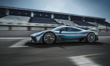 Вдали от гоночной трассы 1,6-литровый гибридный силовой агрегат V6 AMG One - это практически самое близкое, что Mercedes предложит полноценному двигателю F1. Используя четыре электродвигателя, One будет производить более 1000 лошадиных сил. Mercedes 