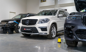 Тюнинг Мерседес Бенц ГЛ 166 - Черная решетка радиатора с вертикальными полосками