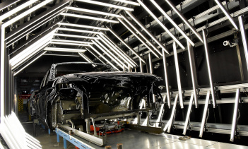 Дефицит был вызван совокупным воздействием торговой войны предыдущей администрации с Китаем и резким увеличением продаж личной электроники в прошлом году, когда люди повсюду были вынуждены изолироваться из-за пандемии. Спрос внезапно перевесил предло