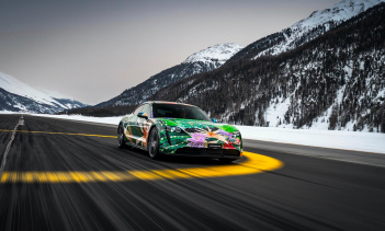 Генеральный директор швейцарской компании Porsche Майкл Глински добавил: «Первый полностью электрический спортивный автомобиль Porsche, Taycan, представляет собой новую главу в истории компании. Мы хотели запечатлеть это достижение, работая вместе с 