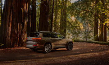 С задним приводом Grand Cherokee L с двигателем V6 рассчитан на 12/9/11 литров на 100 км по городу/шоссе/в сочетании. Вариант с полным приводом, с другой стороны, рассчитан на 13/9,4/11 литров на 100 км по городу/шоссе/в сочетании. Эти цифры идентичн