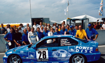 Сабина Шмитц, которая боролась с раком с 2017 года, к сожалению, скончалась сегодня в слишком молодом возрасте 51 год. Известная как «королева Нюрбургринга», Шмитц выросла на знаменитой трассе (ее семья владеет там рестораном) и стал опытным автогонщ