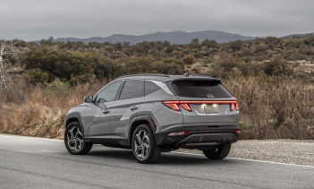 Подключаемая гибридная модель оснащена 1,6-литровым турбированным силовым агрегатом с непосредственным впрыском топлива мощностью 261 л.с. и шестиступенчатой автоматической коробкой передач. Его батарея намного больше, чем у стандартного гибрида (от 