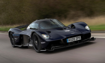 Изменений в Aston Martin предостаточно. Несмотря на свое решение вернуться в гонки Формулы 1 после 61-летнего отсутствия, компания, производящая роскошные и экзотические автомобили, признает новую реальность аккумуляторных электромобилей. Для двигате