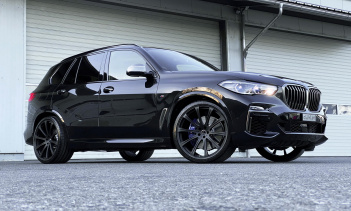 Этот X5 может похвастаться черными коваными легкосплавными дисками и заниженной подвеской, которая, особенно в черном цвете, придает ему восхитительный вид.