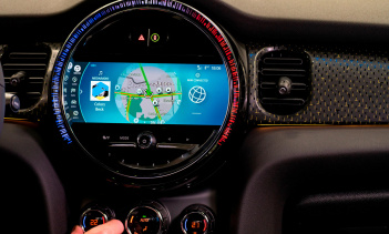 По умолчанию один виджет доступен в меню «Мультимедиа», «Связь», «Навигация», «Настройки автомобиля», «Подключенные приложения MINI» и «Сообщения», но содержимое и расположение виджетов можно настроить индивидуально. На графике каждого из них могут о