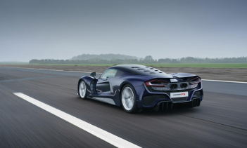 Через три года после того, как прототип был представлен, Hennessey представил финальную серийную версию Venom F5 в декабре прошлого года, свирепого гиперкара, способного развивать скорость более 480 км/ч. В движение этого зверя приводит 6,6-литровый 