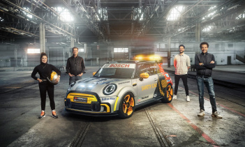 Хотя материнская компания BMW покинула Формулу E, автоспортивное подразделение немецкого автопроизводителя, которое завтра намерено объединиться с BMW M, помогло создать этот автомобиль, официально названный Mini Electric Pacesetter, вдохновленный JC