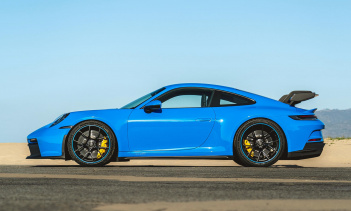 При желании модели 911 Carrera, Targa и Turbo, оснащенные PDK, получают доступ к Remote ParkAssist, новой системе, которая устанавливает автомобиль на парковочное место или выезжать с него с помощью смартфона. Эта функция поставляется в комплекте с а