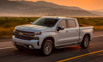 Chevrolet Silverado пробил лед на замерзшей реке в Альберте, Канада, в конце прошлого месяца, и потребовалась специализированная команда, чтобы наконец вытащить его примерно через месяц. Те, кто живет на большей части территории России, к этому привы