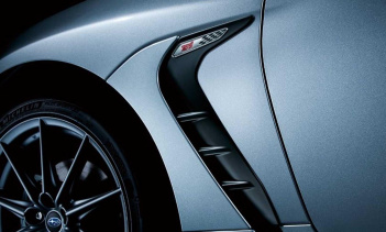 Новая Toyota GR 86 сегодня находится в центре внимания, но ее корпоративный двойник, также новый Subaru BRZ, старается привлечь свою долю внимания. Поскольку заказы на внутреннем рынке Японии начнутся позже на этой неделе, BRZ второго поколения также