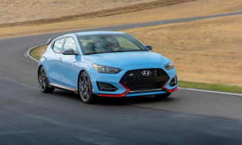 Итак, у нас есть пять вариантов Veloster, отличных от N. Мы могли бы легко избавиться от трех и получить 2.0, Turbo и N, что имело бы смысл. Кстати, N, возможно, лучший переднеприводный автомобиль на планете, в зависимости от того, как вы оцениваете 