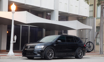 Основанный на нынешнем 2021 Volkswagen Tiguan , а не на модели 2022 года, концепт SE R-Line Black RiNo назван в честь района искусств Риверсайд-Норт в центре Денвера, штат Колорадо. Концепция дебютировала на мероприятии для энтузиастов EuroTripper в 