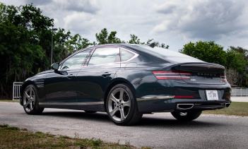 Genesis только что выпустил тизер, объявляющий о дебюте, и передняя часть ужасно похожа на также новый Genesis G80 с традиционным питанием. Дизайн фар, линии капота и решетка радиатора полностью соответствуют дизайну роскошного четырехдверного автомо