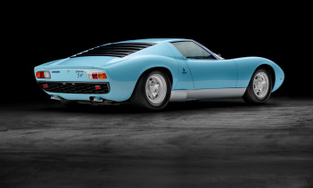 Вспомните самые красивые автомобили всех времен, и Lamborghini Miura наверняка займет первое место в любом списке. Предшественник современного Lamborghini Aventador SVJ, Miura был первой среднемоторной моделью Lamborghini и установила тенденцию для в