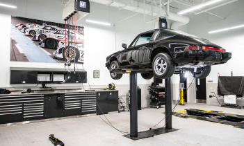 По данным Porsche, в США больше классических спортивных автомобилей, чем на любом другом рынке в мире. Многие из них ухудшились за последние несколько десятилетий и заслуживают того, чтобы их сохранить. Porsche Classic поощряет американских дилеров п