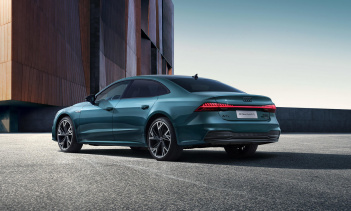 Автомобиль будет производиться в Шанхае и будет иметь «инновационные технологии, такие как адаптивная пневматическая подвеска, рулевое управление задними колесами и постоянный полный привод quattro».