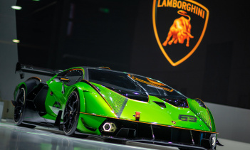 По словам автопроизводителя, автомобиль является «прямым наследником» таких икон, как Miura Jota и Diablo GTR. Другие элементы, такие как большое заднее крыло, боковые плавники и передний сплиттер, вдохновлены компонентами гоночных автомобилей Huraca