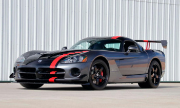 Dodge Viper в представлении не нуждается. Но, к большому сожалению, он ушел (несмотря на то, что вокруг есть несколько непроданных примеров), и нет никаких планов вернуть его, по крайней мере, c знаменитым атмосферным V10 с шестиступенчатой ручной ко