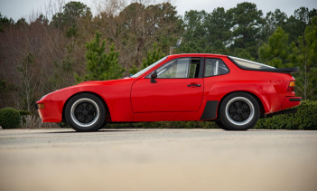 Мощность около 280 лошадиных сил. Другие выдающиеся особенности, которые вы не найдете на обычном 924, - это алюминиевые панели кузова, интегрированный каркас безопасности, пластиковые боковые и задние окна, 16-дюймовые колеса Fuchs, подвеска Bilstei