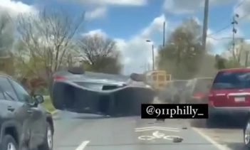 Обычно это может вызвать незначительные повреждения, но, несмотря на низкую скорость, Sonata падает на крышу, прежде чем перевернуться на все четыре колеса, повредив крышу, правое переднее крыло, передний бампер и разбив заднее стекло.