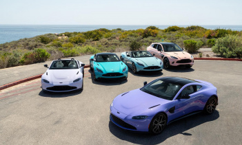 «Голубой и бирюзовый DB11 вдохновлены чистым небом Южной Калифорнии и прохладными водами Тихого океана Crystal Cove; сиреневый и фиолетовые оттенки на Vantages отражают цветы полевых цветов на склоне холмов, а яркий розовый DBX черпает вдохновение из