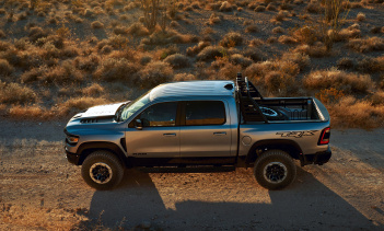 Что касается производительности, Hennessey не встраивает в этот проект движок Hellephant, а, скорее, модифицирует существующий Hellcat.