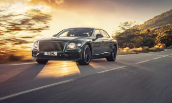 Спецификация Bentley City, ранее доступная в качестве опции, теперь входит в стандартную комплектацию 2022 Flying Spur, добавляя систему распознавания дорожных знаков, открывание багажника без помощи рук, камеру верхнего вида, зеркала заднего вида с 