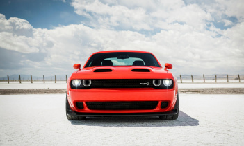 Прежде чем мы перейдем к собственно запуску динамометрического стенда, на видео показано, как водитель-испытатель совершает поездку на модифицированном Challenger SRT Super Stock, и это выглядит очень весело. Слышать завывание нагнетателя при разгоне