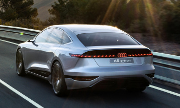 В беседе с Autocar руководитель разработки платформы средств индивидуальной защиты Audi Йоханнес Арнет заявил следующее: «Мы действительно хотели подчеркнуть, что он принадлежит к семейству моделей A6. A7 является очень успешным производным от семейс