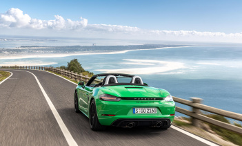 Высокопроизводительная модель GTS 4.0, оснащенная нашим любимым атмосферным 4,0-литровым шестицилиндровым двигателем, получает повышение цены на 44 000 и начинается с 6,57 млн рублей за Cayman, а Boxster GTS 4.0 стоит 6,72 млн рублей.