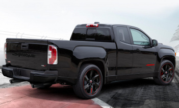 Главной достопримечательностью этого грузовика, конечно же, является его силовая установка: под капотом этого зверя находится 6,2-литровый двигатель V8 в паре с 3,0-литровым двухвинтовым нагнетателем и увеличенным промежуточным охладителем воздух-вод