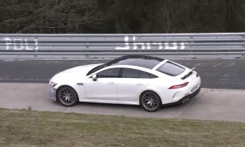 К сожалению, видео не дает нам возможности отчетливо услышать звук выхлопа, хотя, если вы внимательно прислушаетесь, есть определенный рев V8.