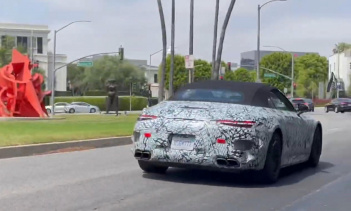 Из того, что мы видели до сих пор, новый SL выглядит острее, спортивнее и атлетичнее, чем его стареющий предшественник. Несмотря на солнечную погоду, водитель-испытатель все время держал новую тканевую крышу поднятой.