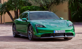 Внимательный клиент Porsche, заказавший новый Taycan 4S Cross Turismo, недавно увидел кое-что интересное в представительстве Porsche. Покупатель, которого зовут Торгал на веб-сайте Taycan Forum, был занят процессом заказа своего нового Taycan, когда 