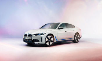 Ранее мы видели версию, окрашенную в Alpine White, но на последних фотографиях от BMW демонстрируется i4 M50, покрытый синим оттенком, который выглядит на удивление хорошо.