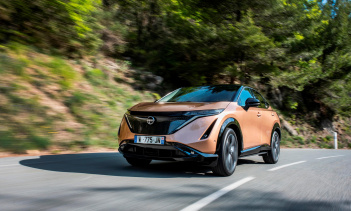 Но Ariya - это совсем другой тип электромобиля, по сравнению со стареющим хэтчбеком Leaf. Поскольку это кроссовер, он будет гораздо более привлекательным на каждом рынке, на котором он будет продаваться. Его главными конкурентами будут Volkswagen ID.