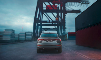 Внутренние изменения добавлены к обычному интерьеру S line и включают черные спортивные сиденья с оранжевыми подлокотниками и ремнями безопасности, имитирующими оттенок тормозных суппортов. Центр сидений, а также вставки на дверных картах отделаны но