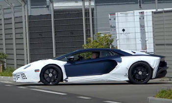 Этот гибридный SJ должен стать последней моделью перед выпуском нового гибридного суперкара. Предполагается, что этот грядущий гибридный Aventador имеет небольшое увеличение мощности на 10 лошадиных сил по сравнению с нынешним SVJ, который оснащен ве